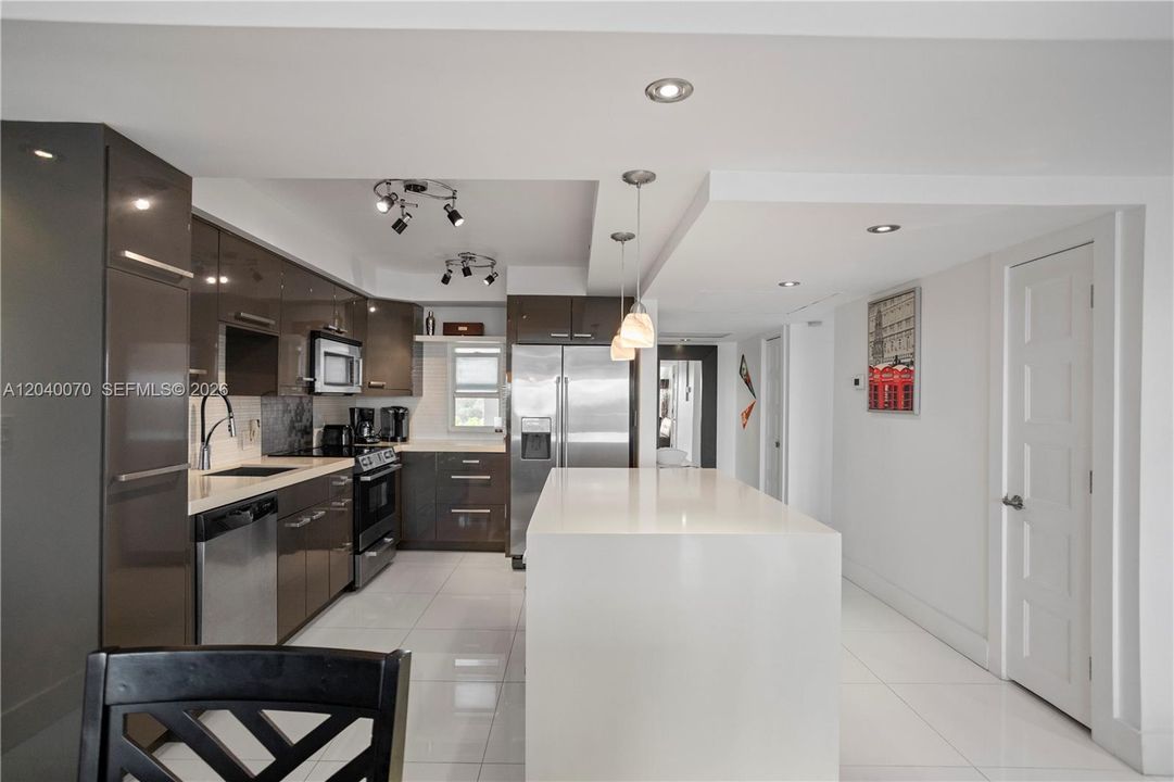 На продажу: $349,900 (3 спален, 2 ванн, 1390 Квадратных фут)