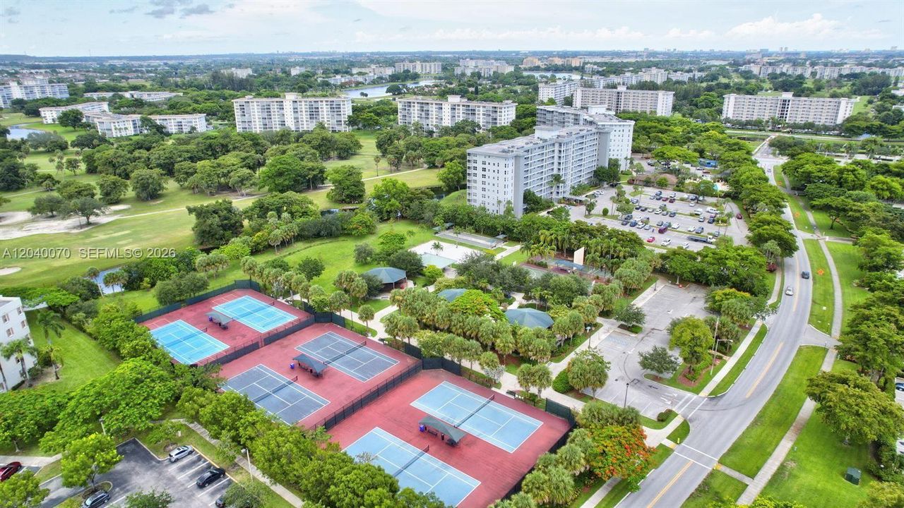 На продажу: $349,900 (3 спален, 2 ванн, 1390 Квадратных фут)