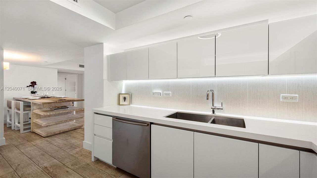 For Sale: $3,650,000 (2 beds, 2 baths, 1104 Square Feet)