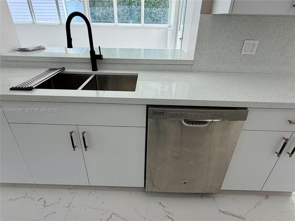 For Rent: $6,200 (3 beds, 2 baths, 1480 Square Feet)