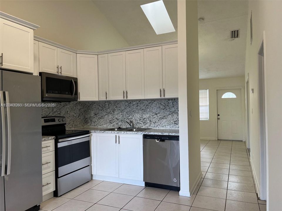 For Rent: $2,000 (2 beds, 1 baths, 750 Square Feet)