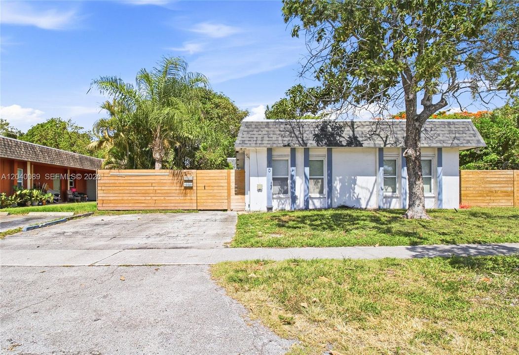 For Rent: $2,700 (2 beds, 1 baths, 1976 Square Feet)
