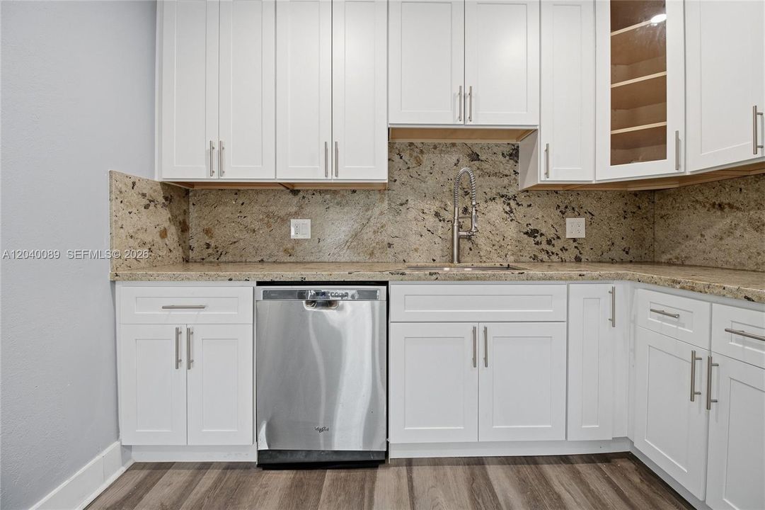 For Rent: $2,700 (2 beds, 1 baths, 1976 Square Feet)