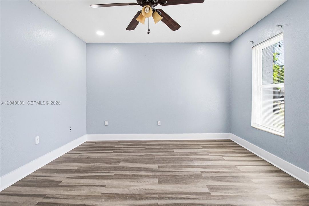 For Rent: $2,700 (2 beds, 1 baths, 1976 Square Feet)