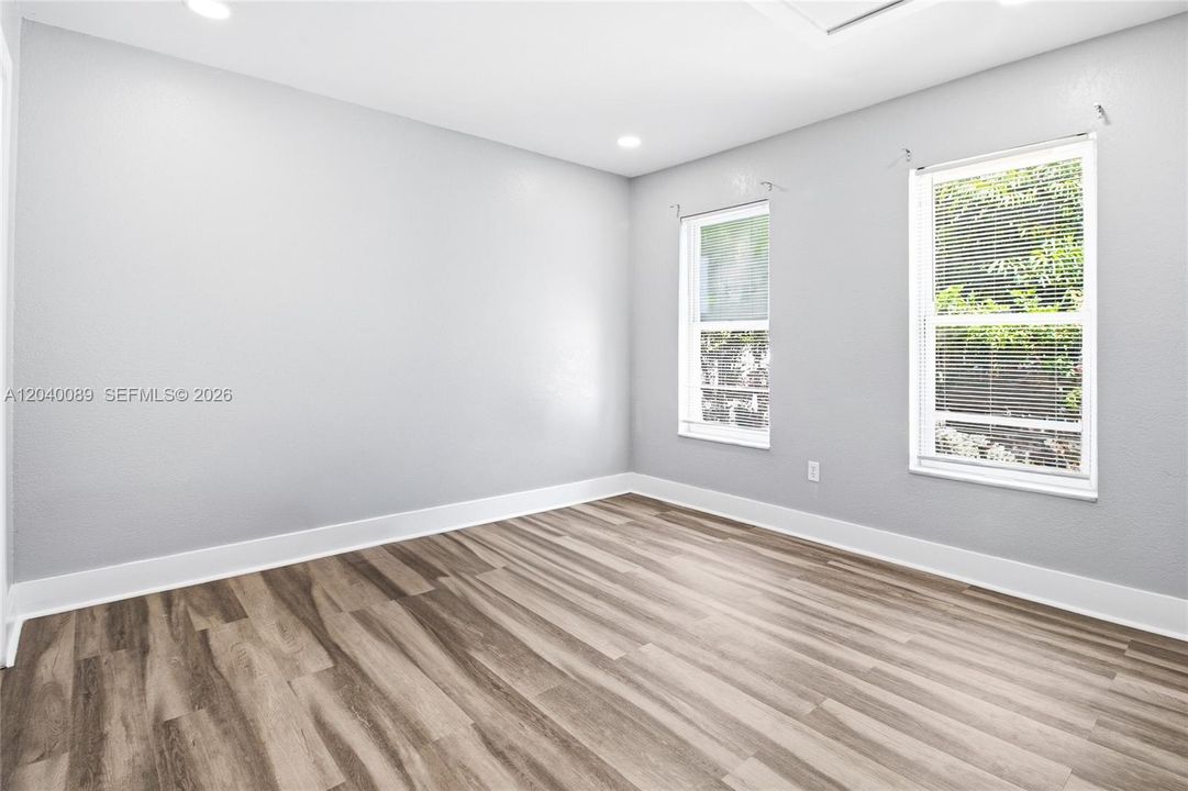 For Rent: $2,700 (2 beds, 1 baths, 1976 Square Feet)