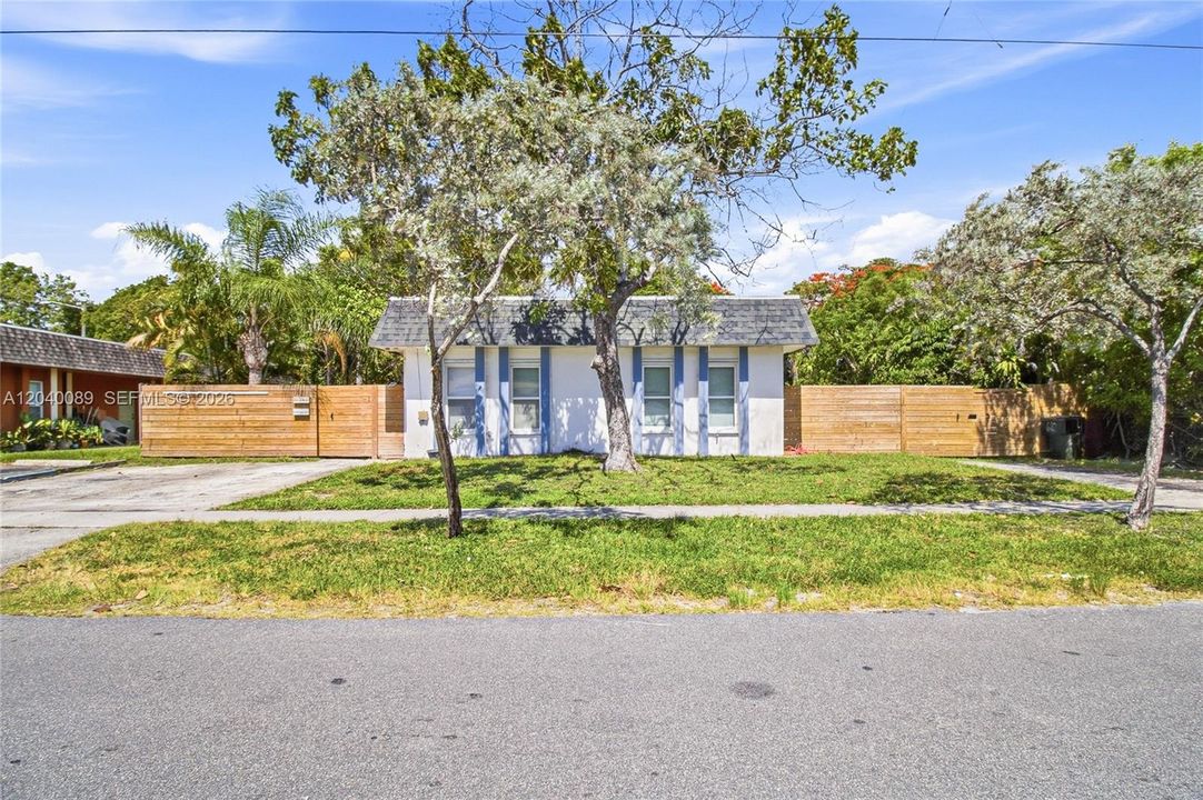 For Rent: $2,700 (2 beds, 1 baths, 1976 Square Feet)