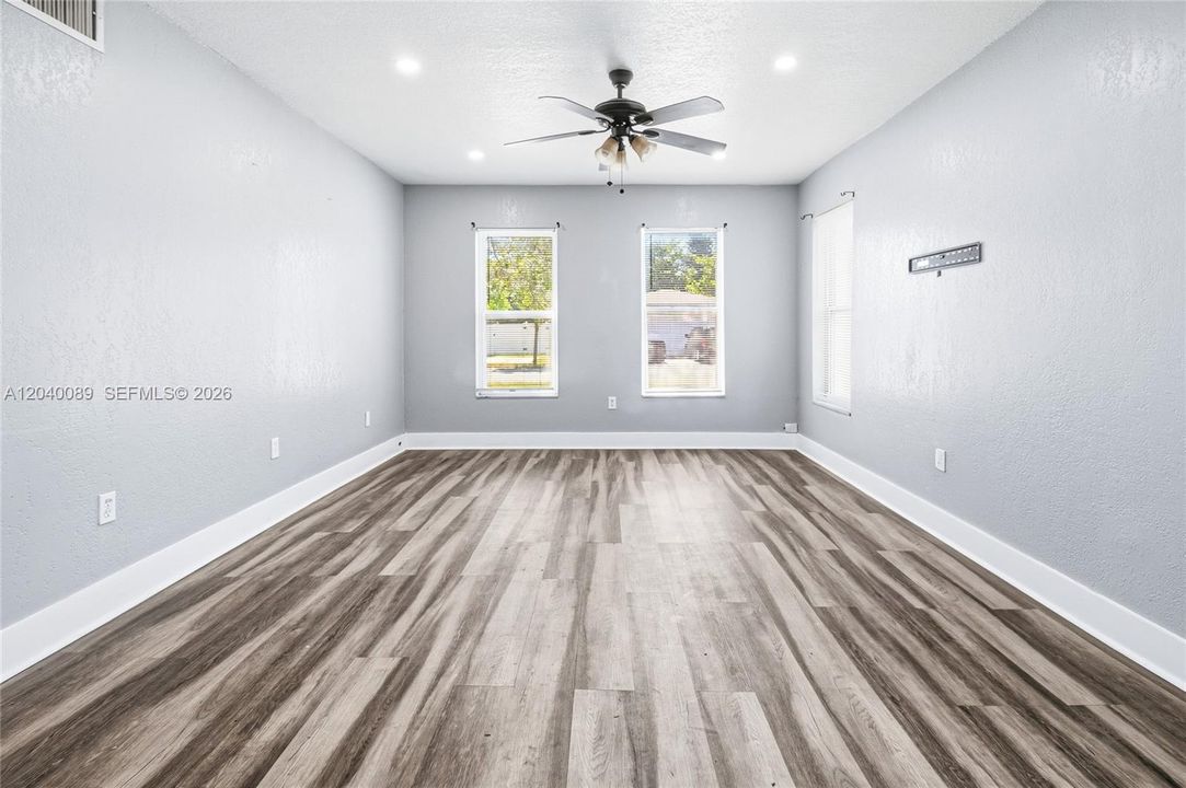 For Rent: $2,700 (2 beds, 1 baths, 1976 Square Feet)