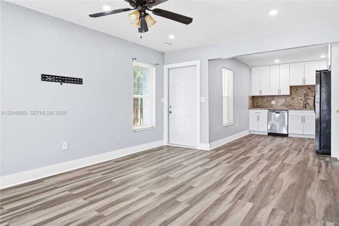 For Rent: $2,700 (2 beds, 1 baths, 1976 Square Feet)