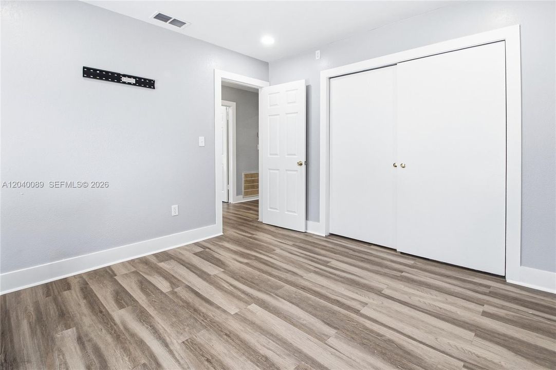 For Rent: $2,700 (2 beds, 1 baths, 1976 Square Feet)