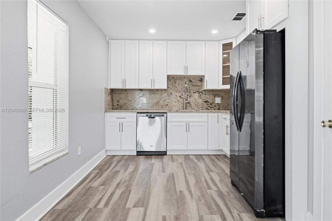 For Rent: $2,700 (2 beds, 1 baths, 1976 Square Feet)