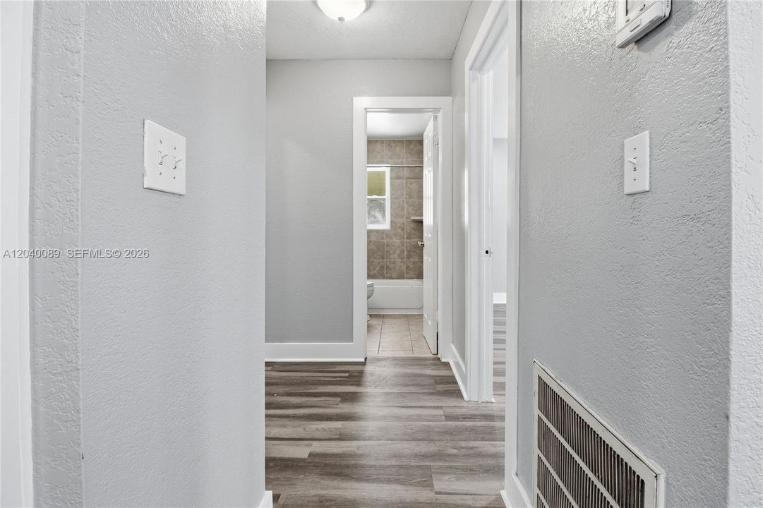 For Rent: $2,700 (2 beds, 1 baths, 1976 Square Feet)