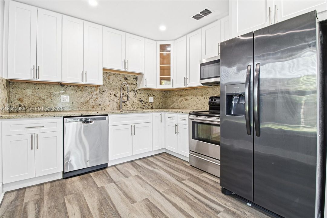 For Rent: $2,700 (2 beds, 1 baths, 1976 Square Feet)