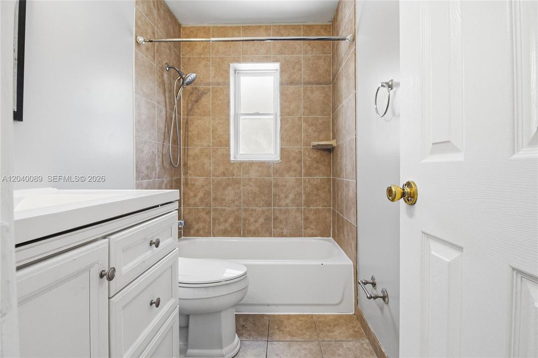 For Rent: $2,700 (2 beds, 1 baths, 1976 Square Feet)