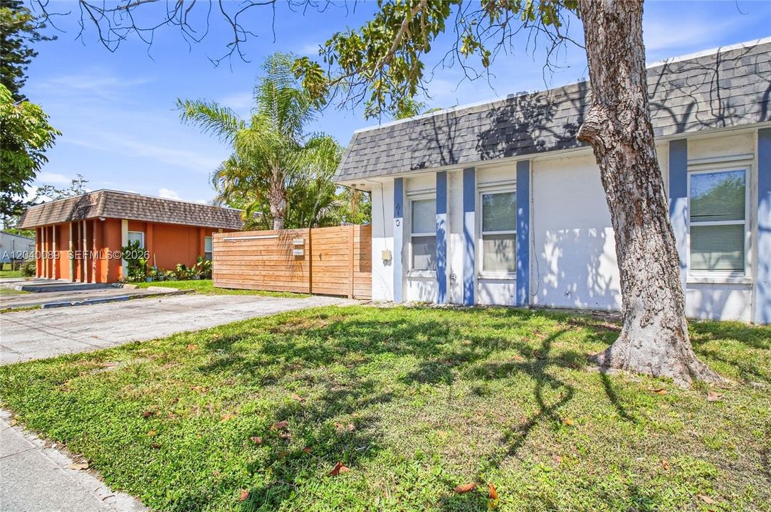 For Rent: $2,700 (2 beds, 1 baths, 1976 Square Feet)
