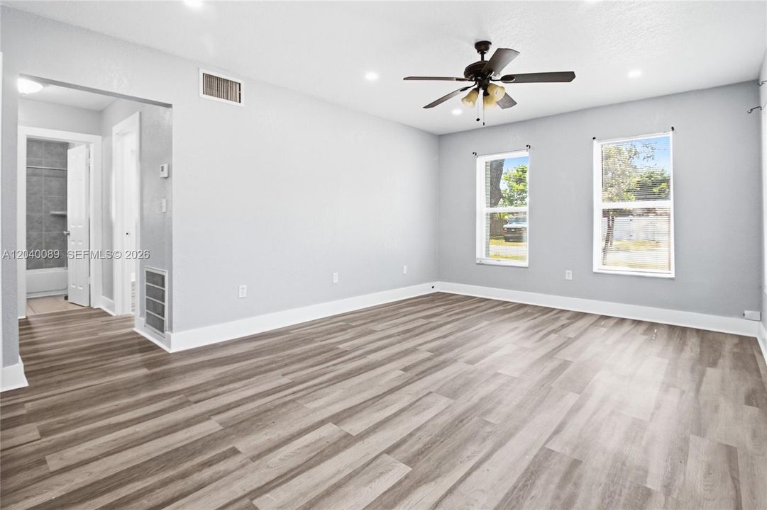 For Rent: $2,700 (2 beds, 1 baths, 1976 Square Feet)