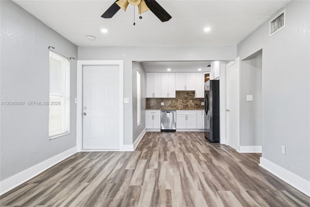 For Rent: $2,700 (2 beds, 1 baths, 1976 Square Feet)