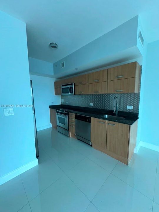 В аренду: $2,800 (1 спален, 1 ванн, 698 Квадратных фут)