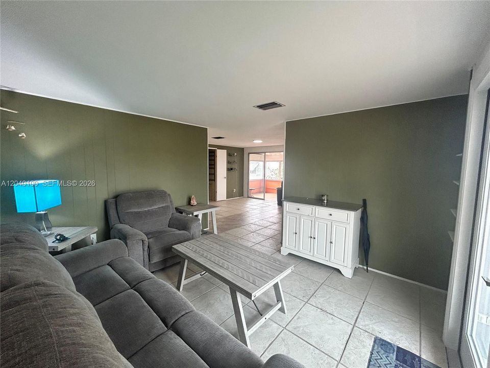 En Venta: $215,000 (3 camas, 2 baños, 1198 Pies cuadrados)