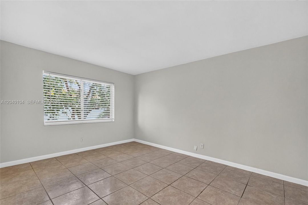 For Rent: $2,100 (2 beds, 2 baths, 939 Square Feet)