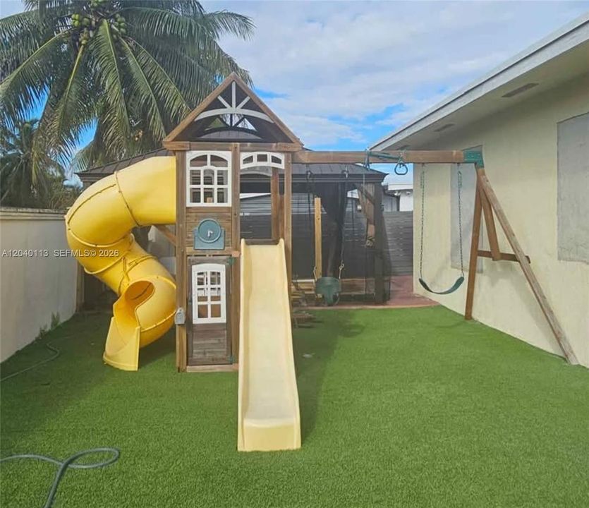 For Sale: $840,000 (6 beds, 3 baths, 2511 Square Feet)