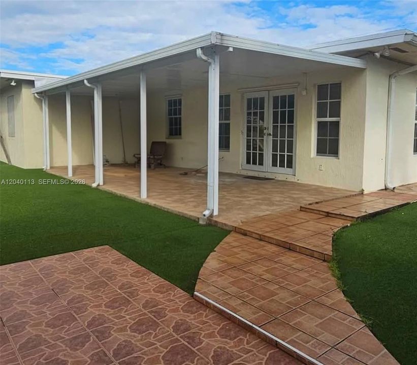 For Sale: $840,000 (6 beds, 3 baths, 2511 Square Feet)