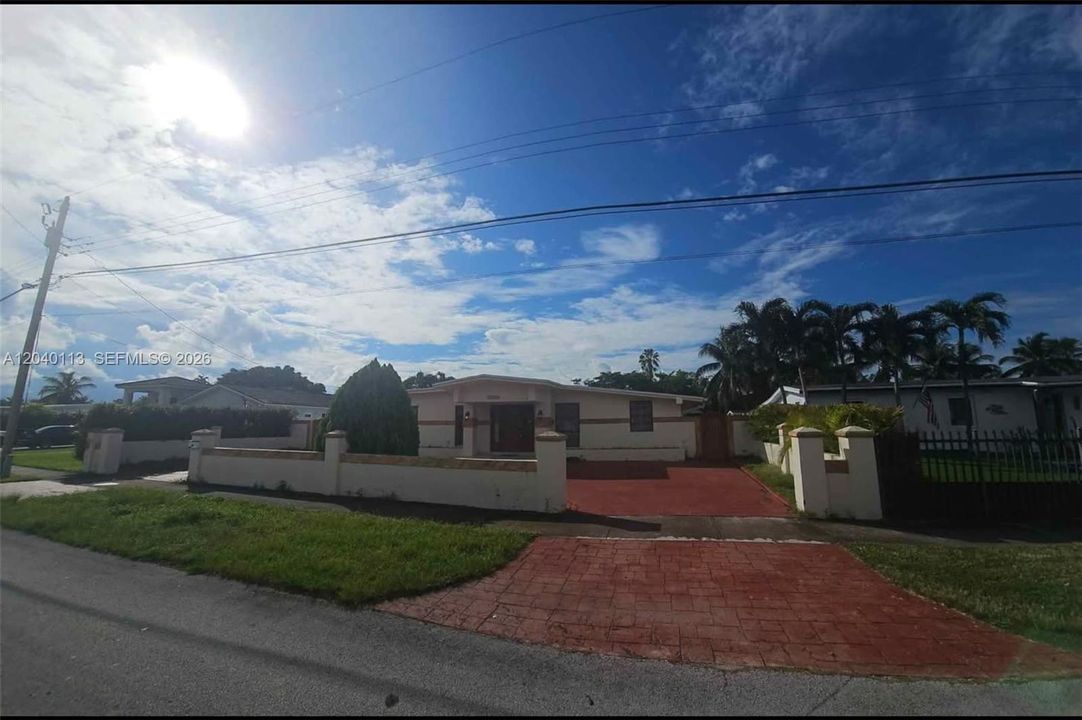 For Sale: $840,000 (6 beds, 3 baths, 2511 Square Feet)