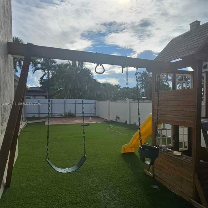 For Sale: $840,000 (6 beds, 3 baths, 2511 Square Feet)