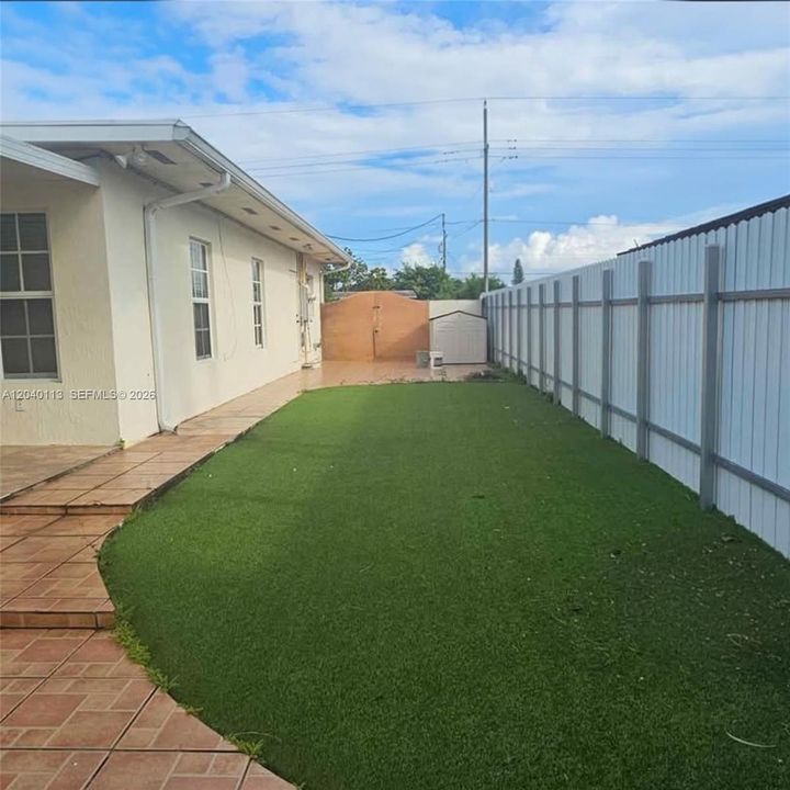 For Sale: $840,000 (6 beds, 3 baths, 2511 Square Feet)