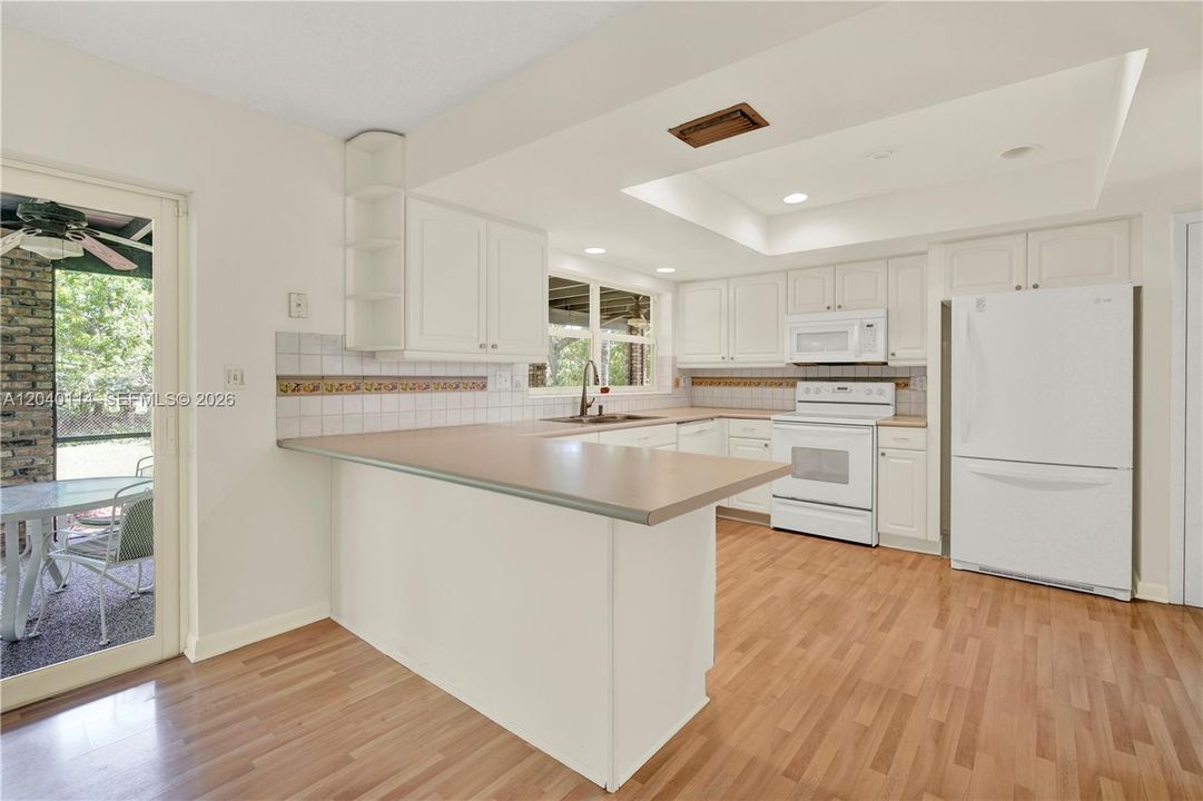 Different view to the kitchen