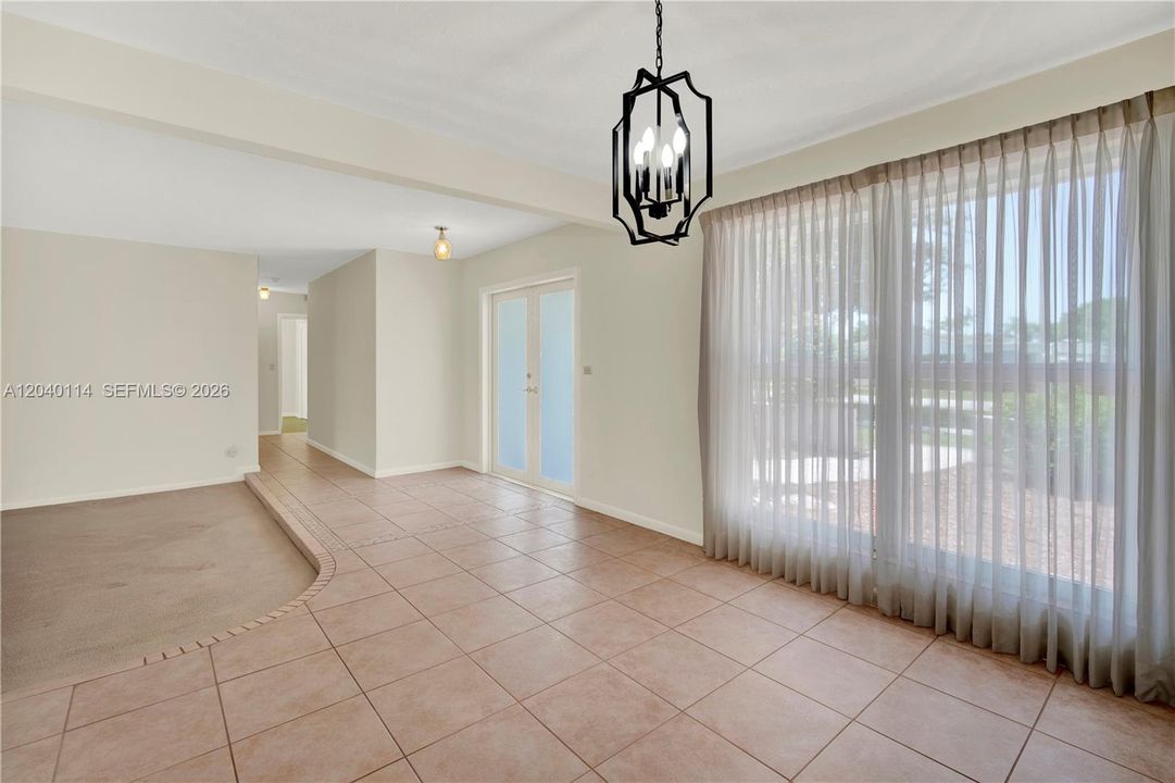 Ceiling to floors windows in the dining room