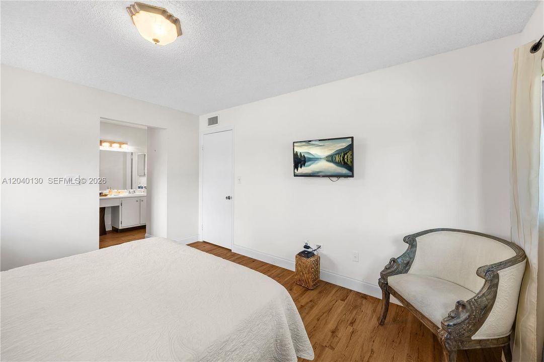 For Sale: $169,999 (2 beds, 2 baths, 1163 Square Feet)
