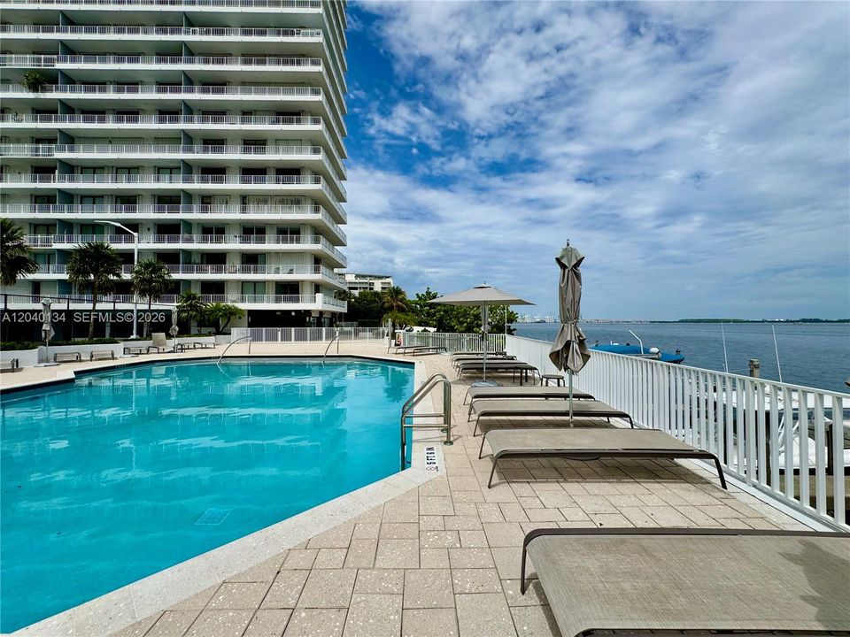 For Sale: $724,900 (2 beds, 2 baths, 1028 Square Feet)