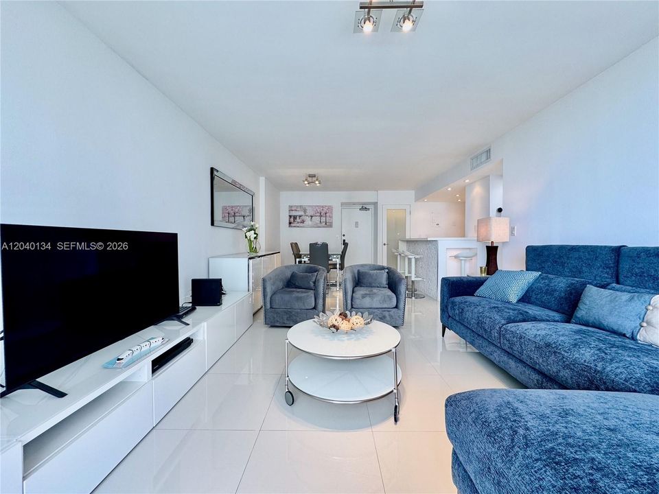 For Sale: $724,900 (2 beds, 2 baths, 1028 Square Feet)