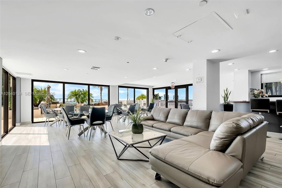 For Sale: $724,900 (2 beds, 2 baths, 1028 Square Feet)