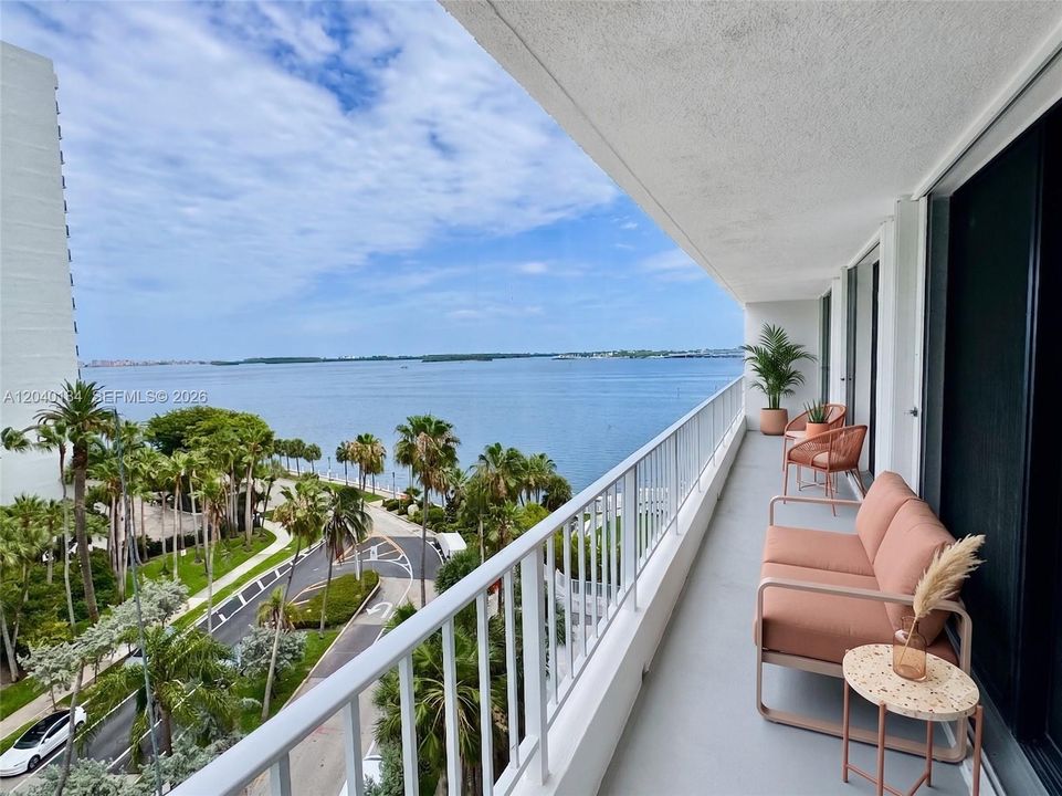 For Sale: $724,900 (2 beds, 2 baths, 1028 Square Feet)