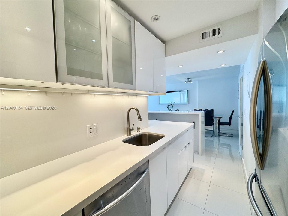 For Sale: $724,900 (2 beds, 2 baths, 1028 Square Feet)