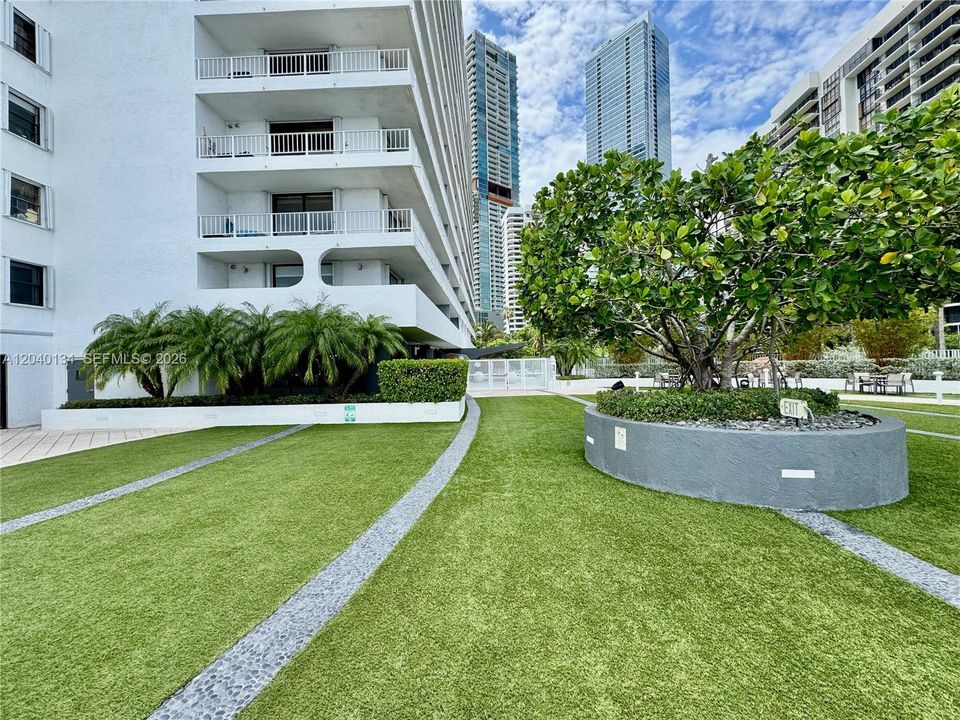 For Sale: $724,900 (2 beds, 2 baths, 1028 Square Feet)