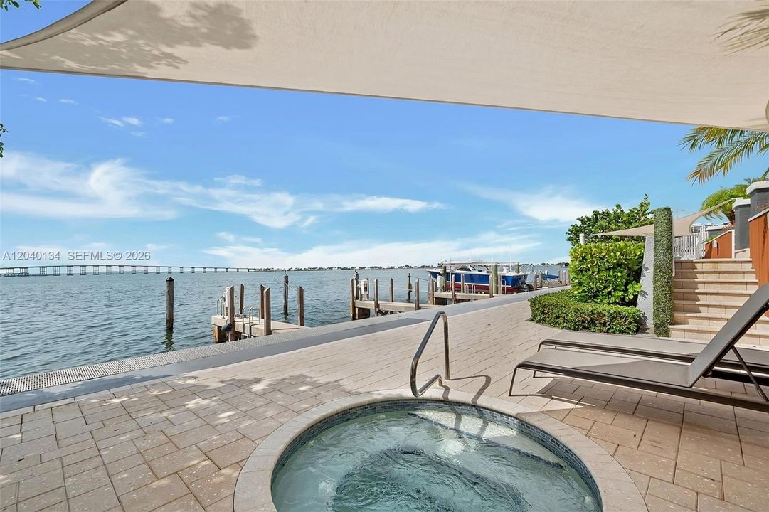 For Sale: $724,900 (2 beds, 2 baths, 1028 Square Feet)