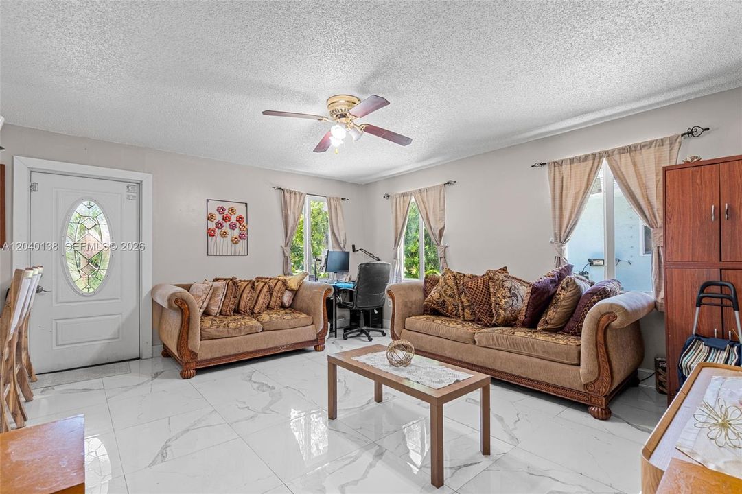 На продажу: $385,000 (3 спален, 2 ванн, 1050 Квадратных фут)