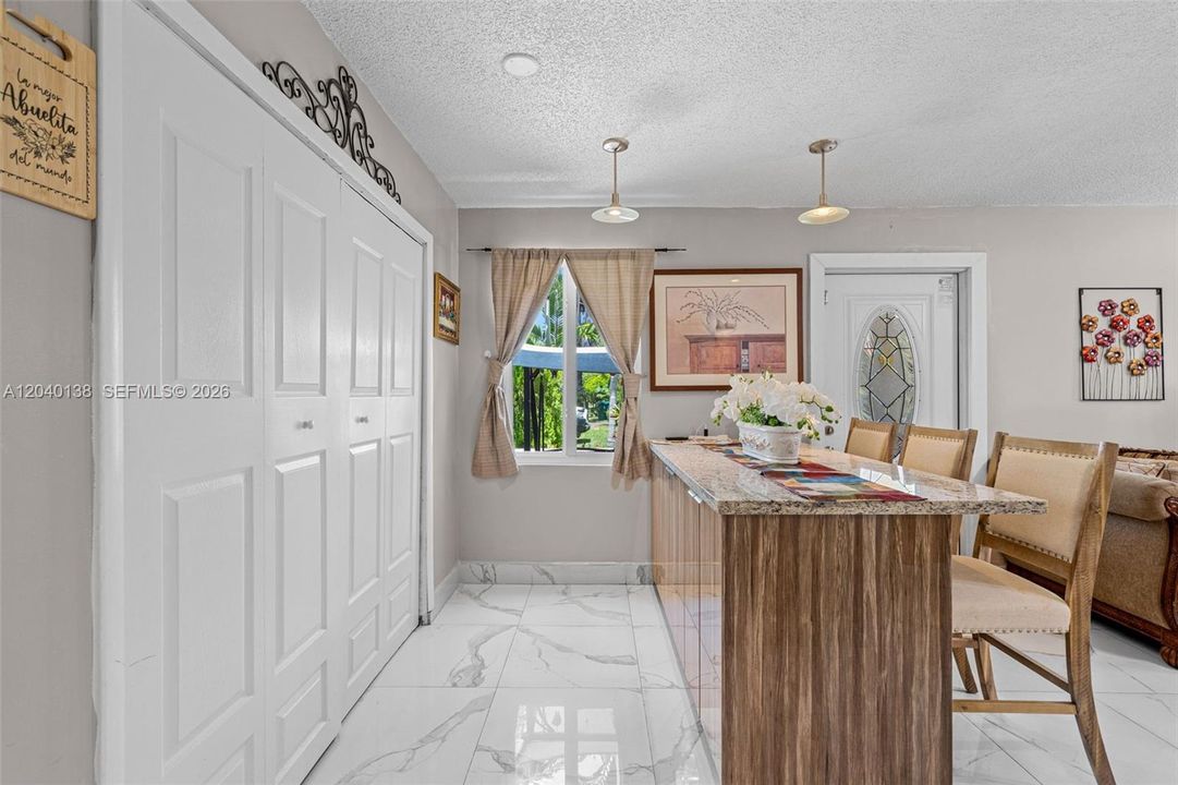 На продажу: $385,000 (3 спален, 2 ванн, 1050 Квадратных фут)