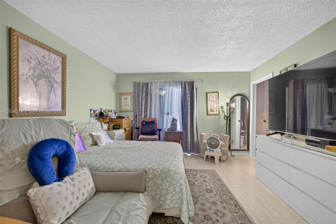 For Sale: $275,000 (2 beds, 2 baths, 985 Square Feet)