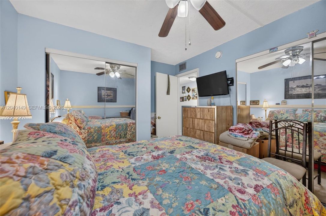 For Sale: $275,000 (2 beds, 2 baths, 985 Square Feet)