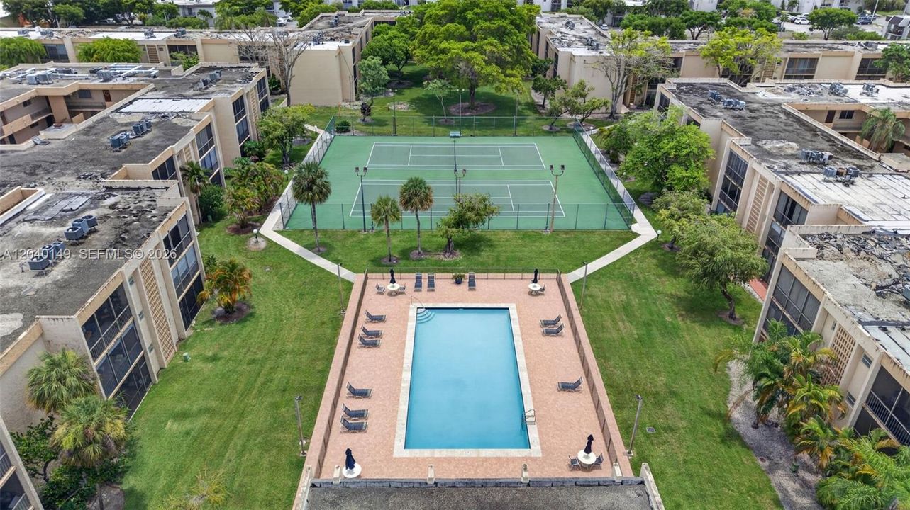 For Sale: $275,000 (2 beds, 2 baths, 985 Square Feet)