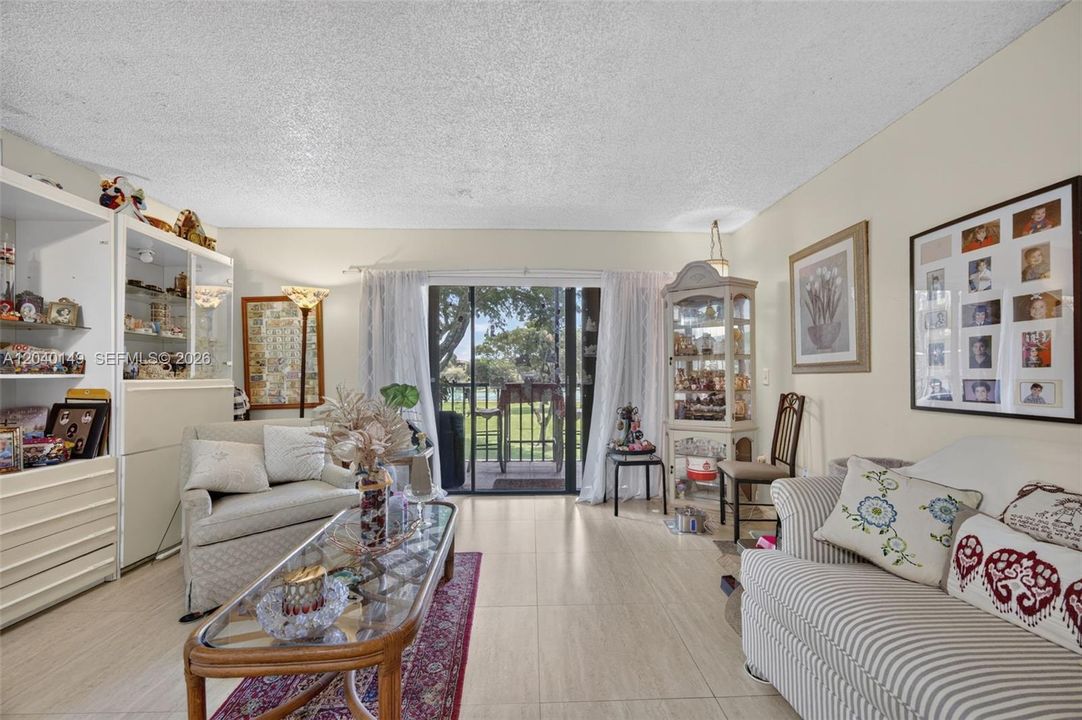 For Sale: $275,000 (2 beds, 2 baths, 985 Square Feet)
