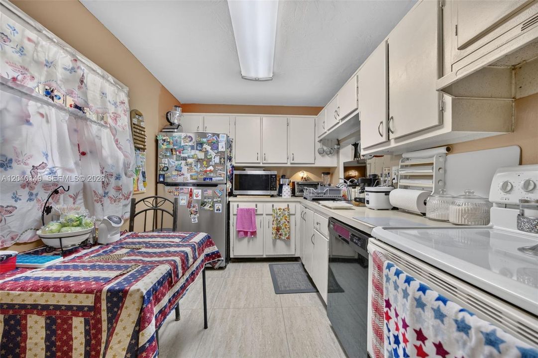For Sale: $275,000 (2 beds, 2 baths, 985 Square Feet)