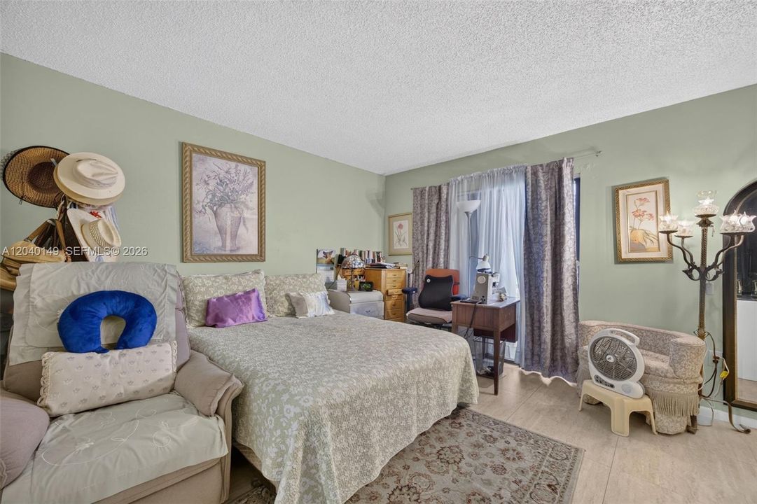 For Sale: $275,000 (2 beds, 2 baths, 985 Square Feet)