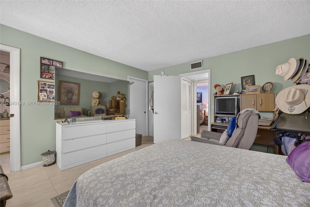 For Sale: $275,000 (2 beds, 2 baths, 985 Square Feet)
