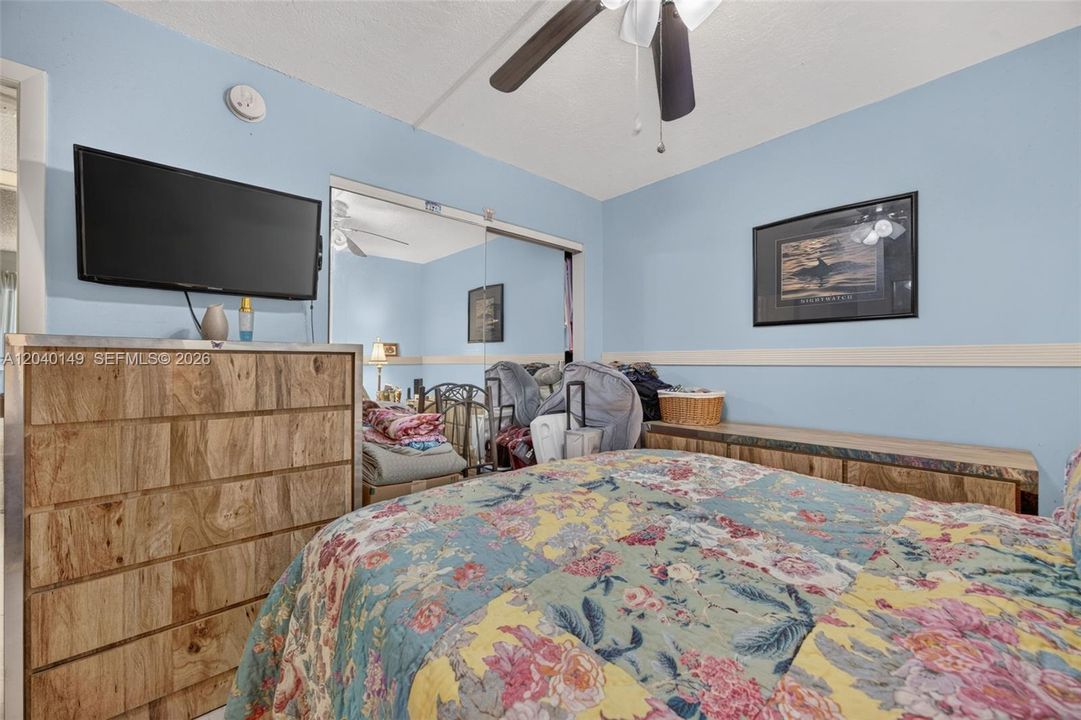 For Sale: $275,000 (2 beds, 2 baths, 985 Square Feet)