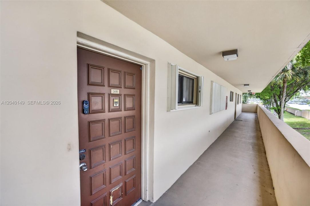 For Sale: $275,000 (2 beds, 2 baths, 985 Square Feet)