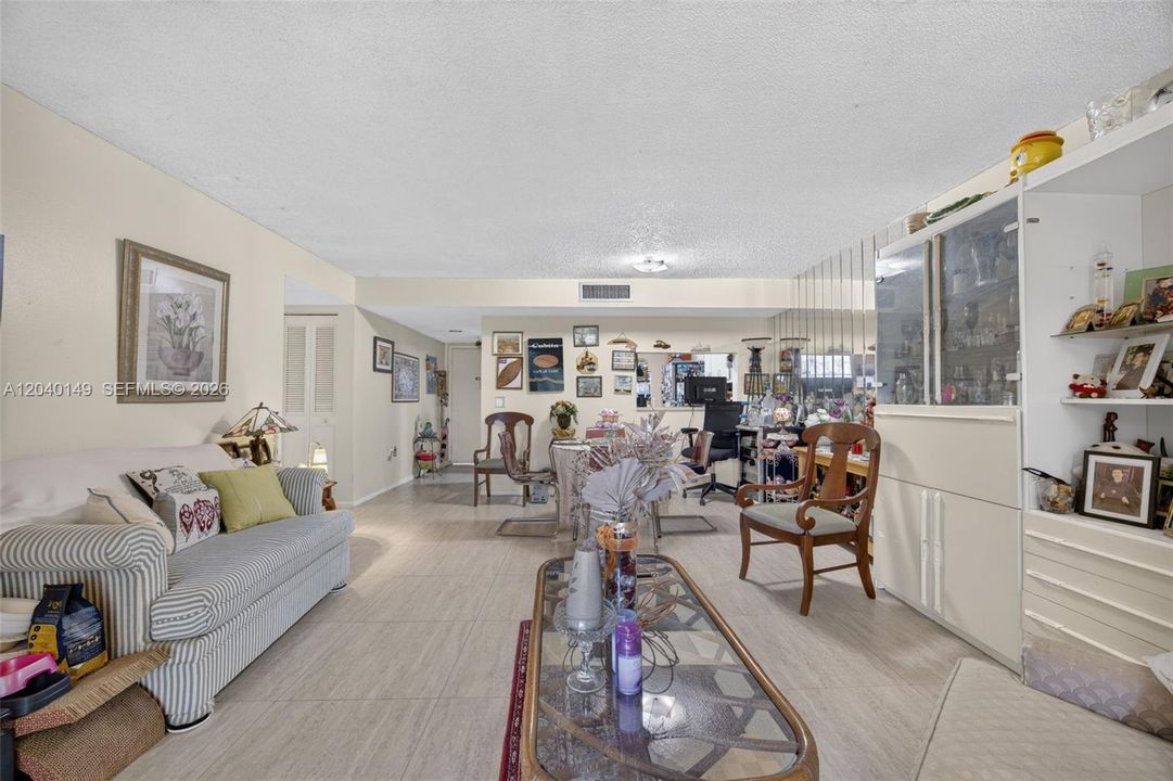 For Sale: $275,000 (2 beds, 2 baths, 985 Square Feet)